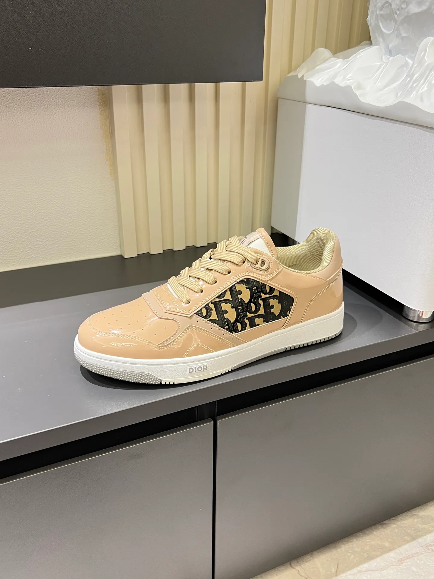 Men's shoes 💰p400 "Dio*" mid-top B27 casual sneakers. This B27 high-top sneaker is a new product in the series and continues Di*r's classic style. Crafted from gray and white smooth calf leather with beige and black Oblique print panels on the sides. The "CD Icon" shaped shoelace eyelets are clever and delicate, and the two-color rubber sole, rear collar and heel are all equipped with the brand's iconic details to enhance the style. Oblique printed straps at the ankle allow for an adjustable fit to complement the overall design. Fashionable and versatile, it can complement any look. Create an exquisite design with unique dynamic vitality and modern atmosphere, presented in low-top and high-top styles. This new must-have shoe adds a new dimension to Dior's archive heritage, embodying modern elegance. Purchase the original version and make it 1:1. If you need top quality, please come to me! Male 38-44!